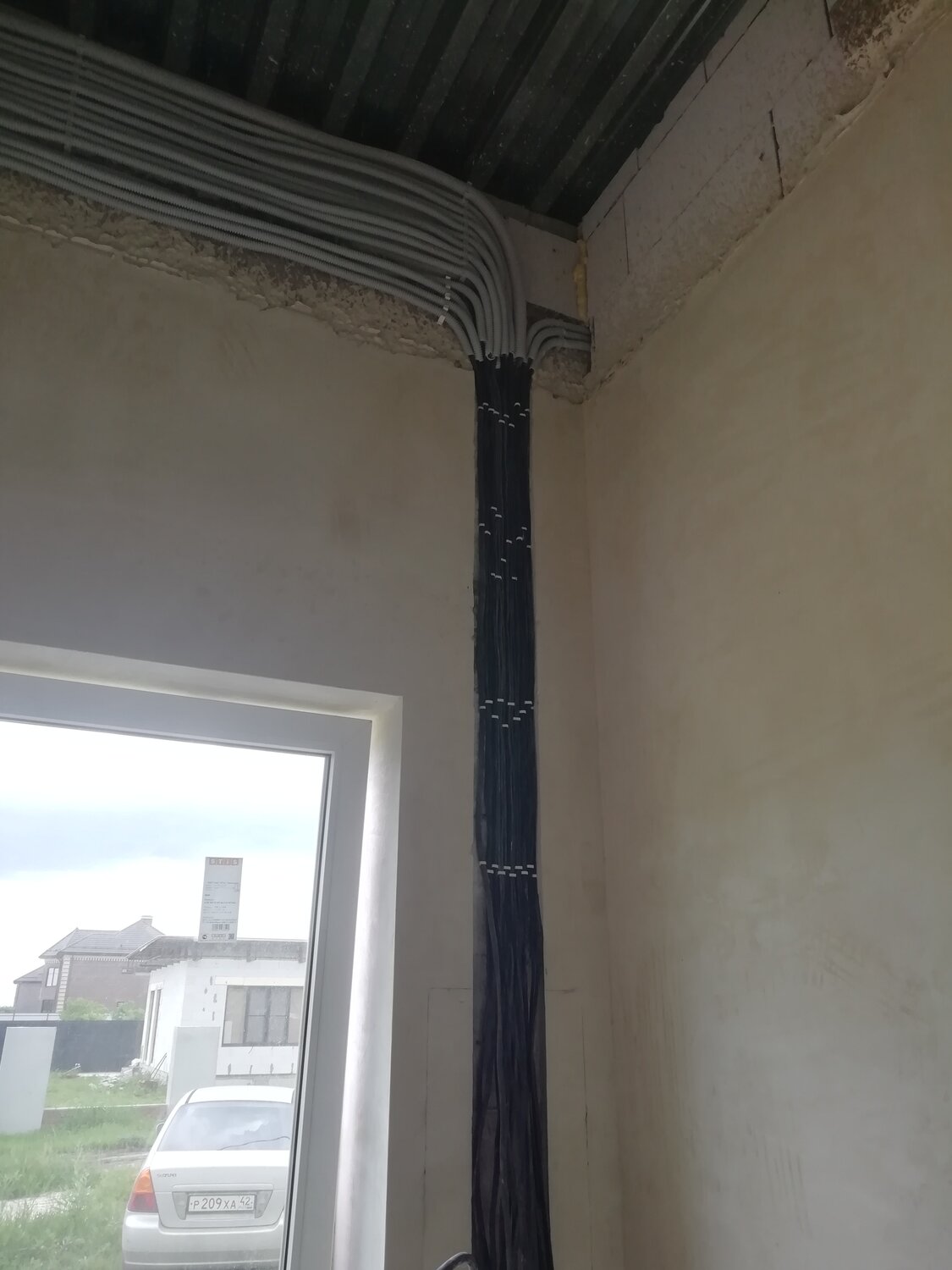 электромонтажные работы, прокладка проводов по стене, электромонтаж, электромонтаж в квартире, кабель по потолку