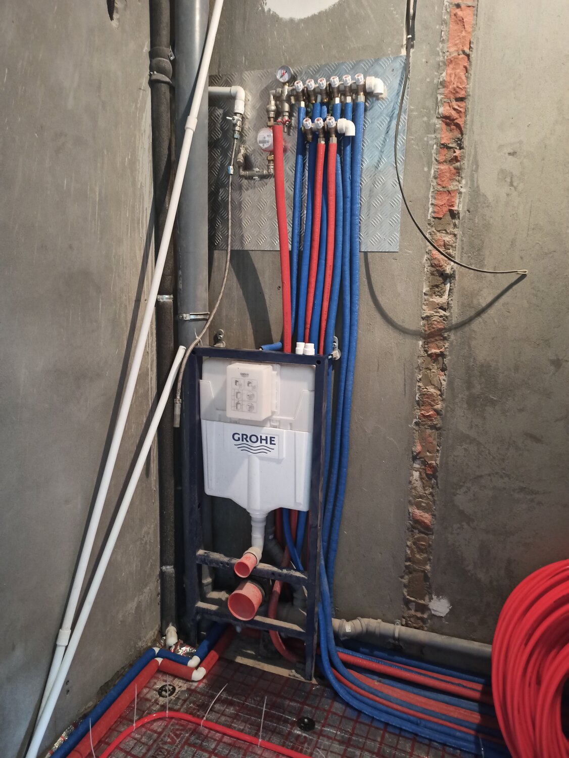 разводка труб для инсталляции, разводка труб рехау, коллекторная разводка труб, водоснабжение, трубы рехау и инсталляция