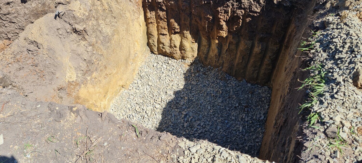 щебень для септика, алексеевский овраг оренбург, котлован для септика, яма в земле, яма вырытая в песке