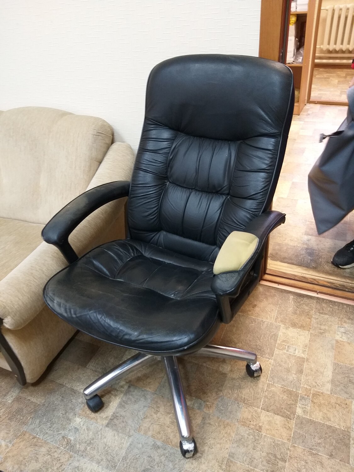 Ремонт обивки кресла из кожзама - 82 фото