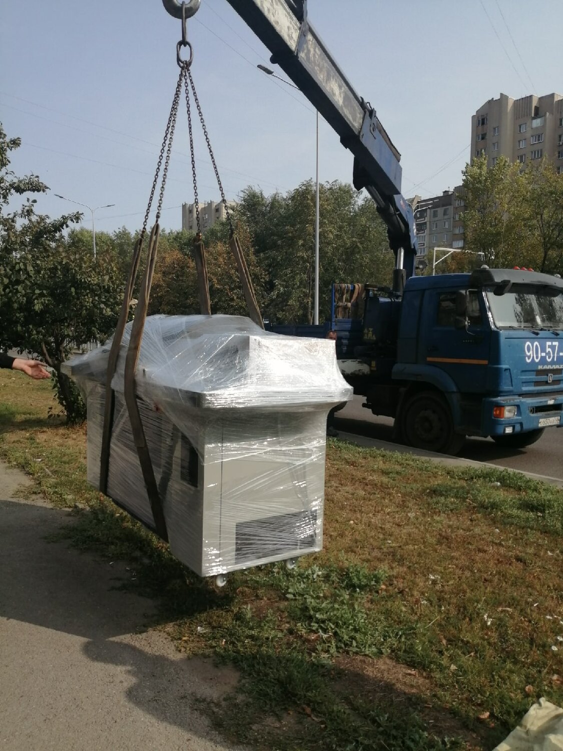 техника, кран разгрузка блоков, сносят в ларьки, оборудование, строительство