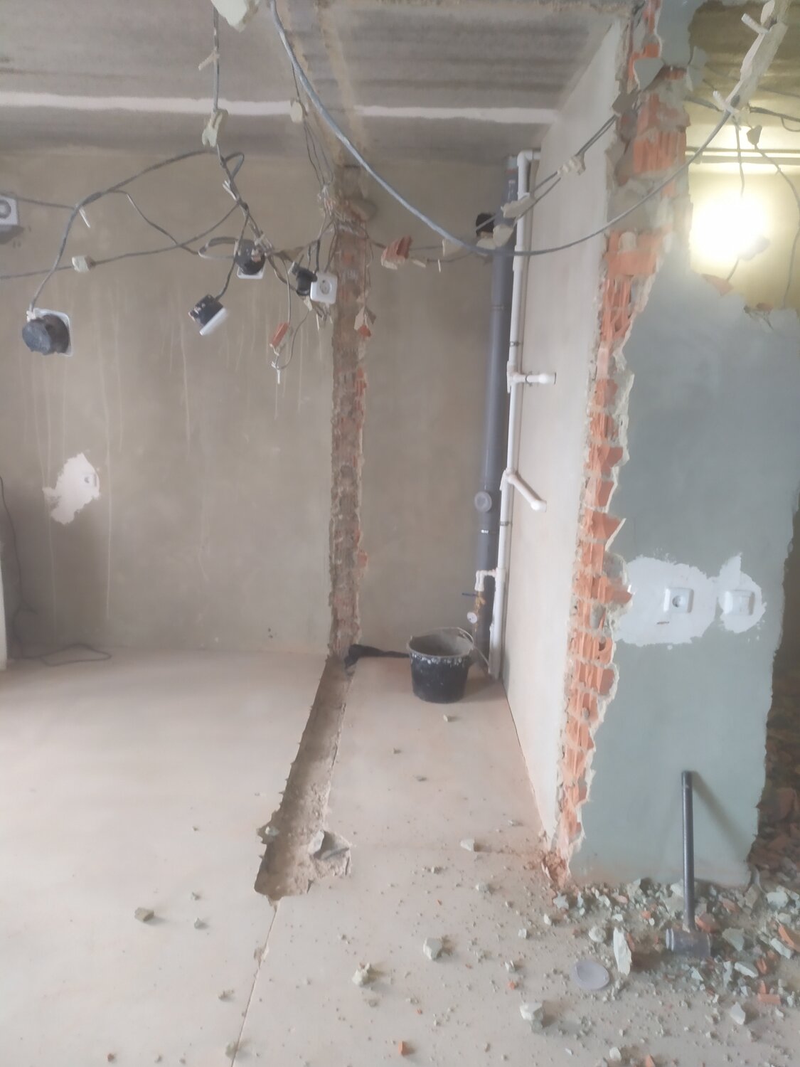 напольная разводка электрики, электромонтажные работы, электромонтаж, прокладка электропроводки в квартире, штроба под электрику