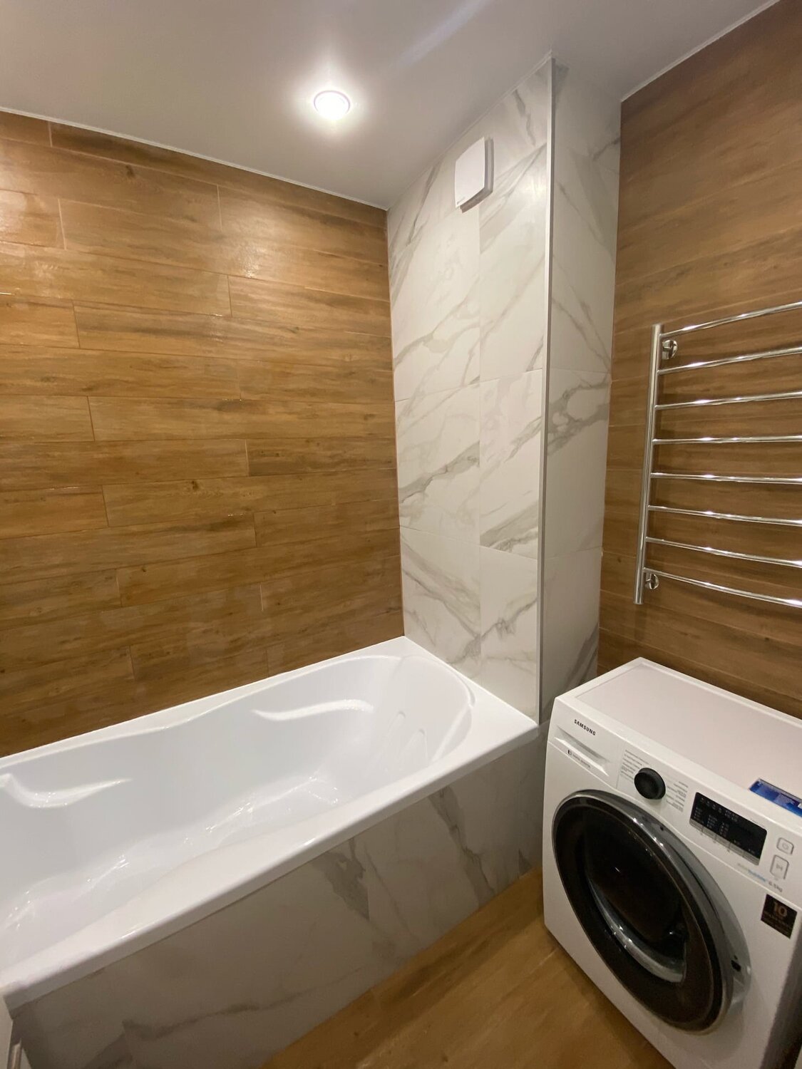 ванная под дерево в хрущевке, ванная комната, ремонт в стиле лофт в совмещенном санузле, санузел, ванн