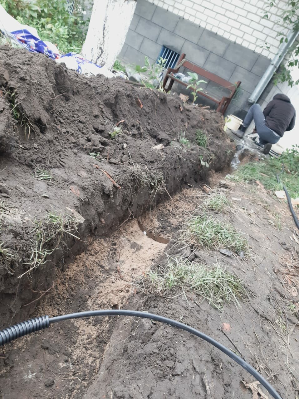 дренажная траншея для септика, проколы под землей для водопровода, траншея для канализационной трубы, прорыть траншею для кабеля, закрытый дренаж участка