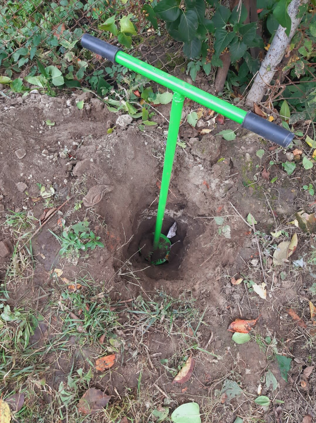 лунки под столбы ручным буром, бур садовые, инструмент для копания ям под столбы, труба для полива винограда, бур для бурения лунки под посадку кустов