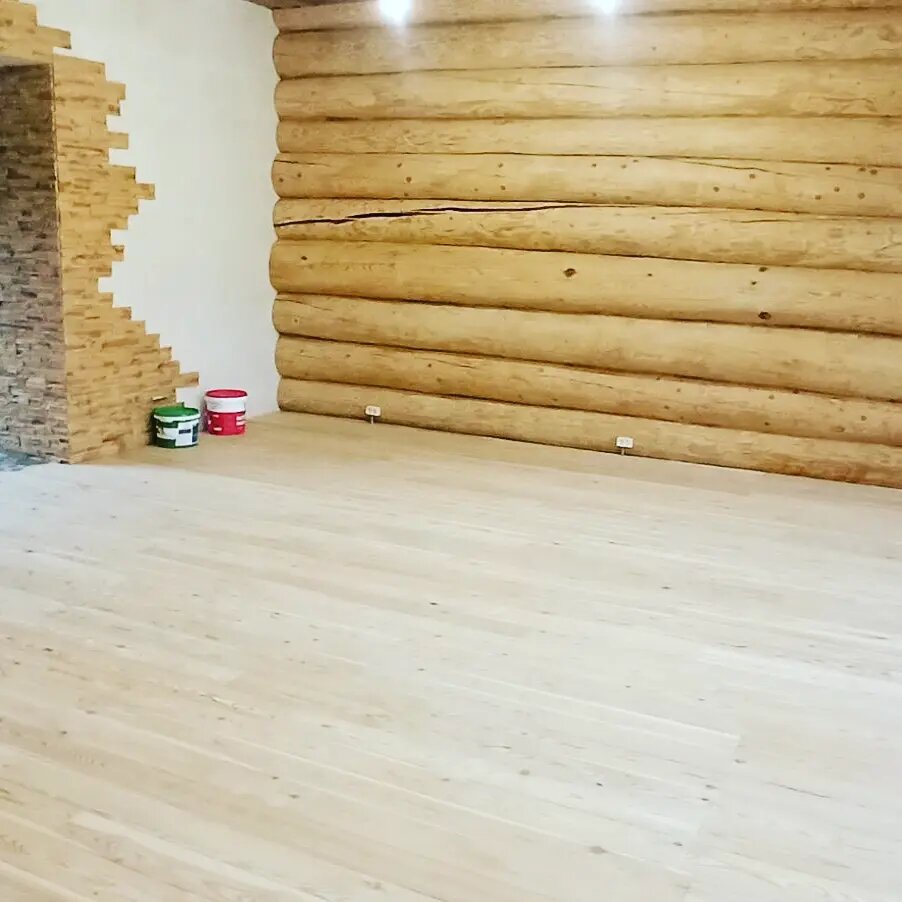 доска пола, имитация бруса с внутри сруба, деревянный дом, браширование оцилиндрованного бревна цвета пол, полы чистовые в бревенчатом доме