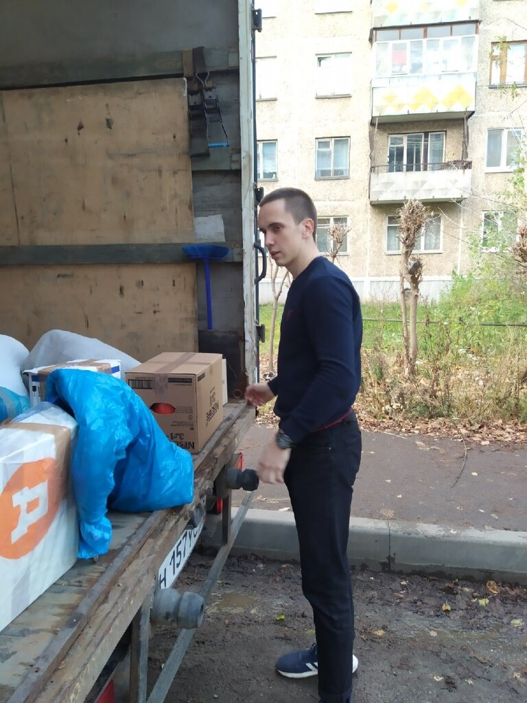 грузчик с грузом, человек, грузчик, техника, поднять груз на этаж грузчики