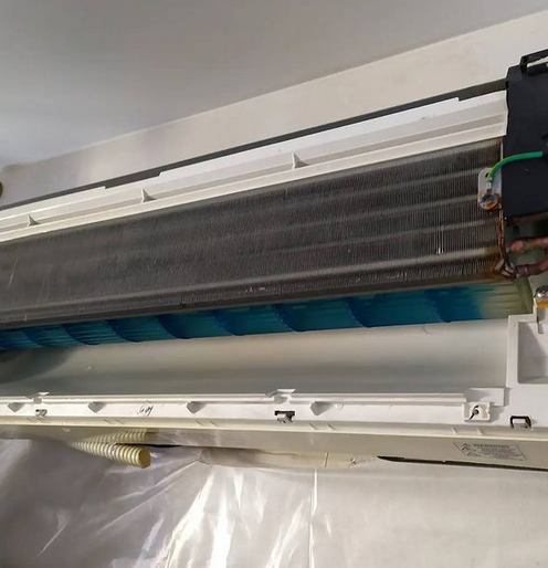 грязный внутренний блок сплит системы, кондиционер, шторка внутреннего блока кондиционера venterra, чистый внутренний блок кондиционера, внутренний блок кондиционера 750мм