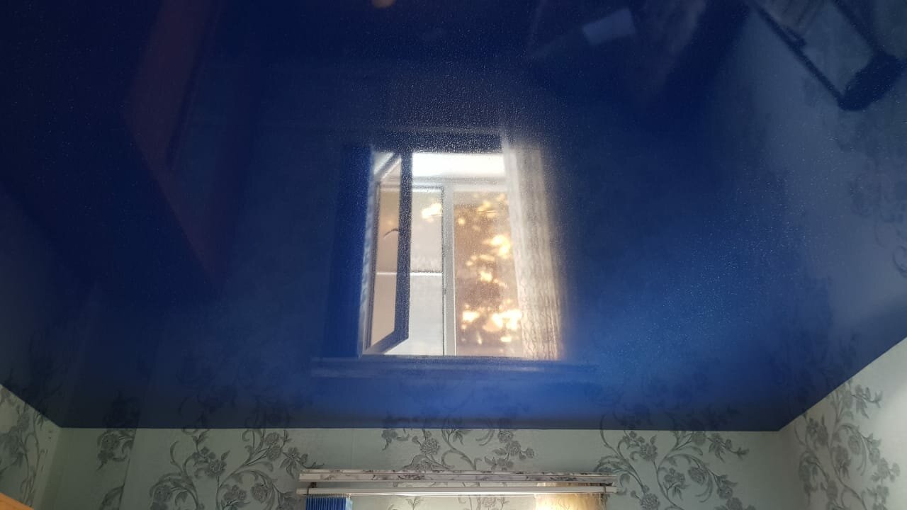 потолок, натяжной потолок, голубой натяжной потолок, темно синий глянцевый потолок темно-синий натяжной, натяжные потолки в батайске