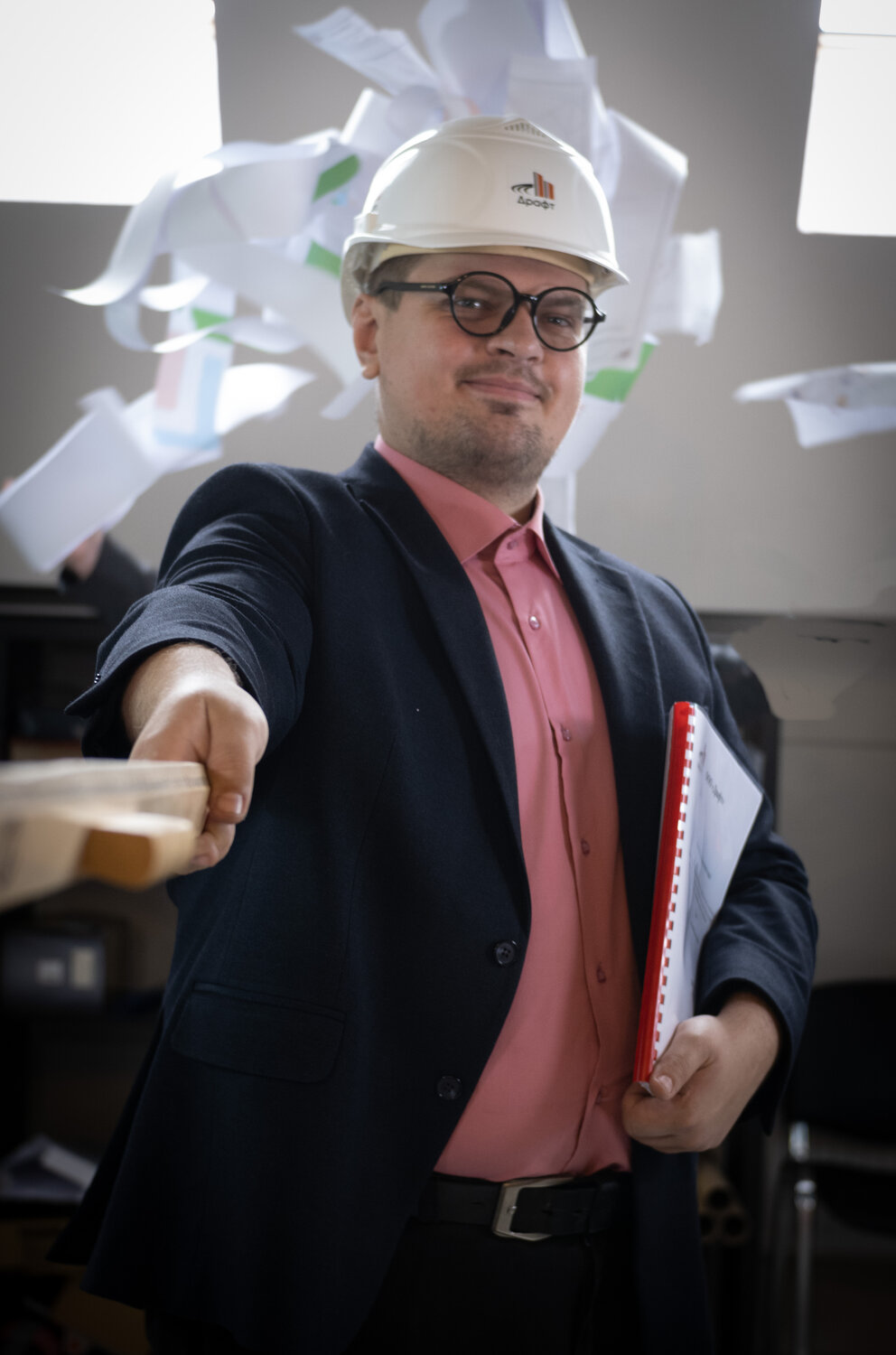 мужчина, мужчины, люди, инженер с бумагами, трудный мужчина