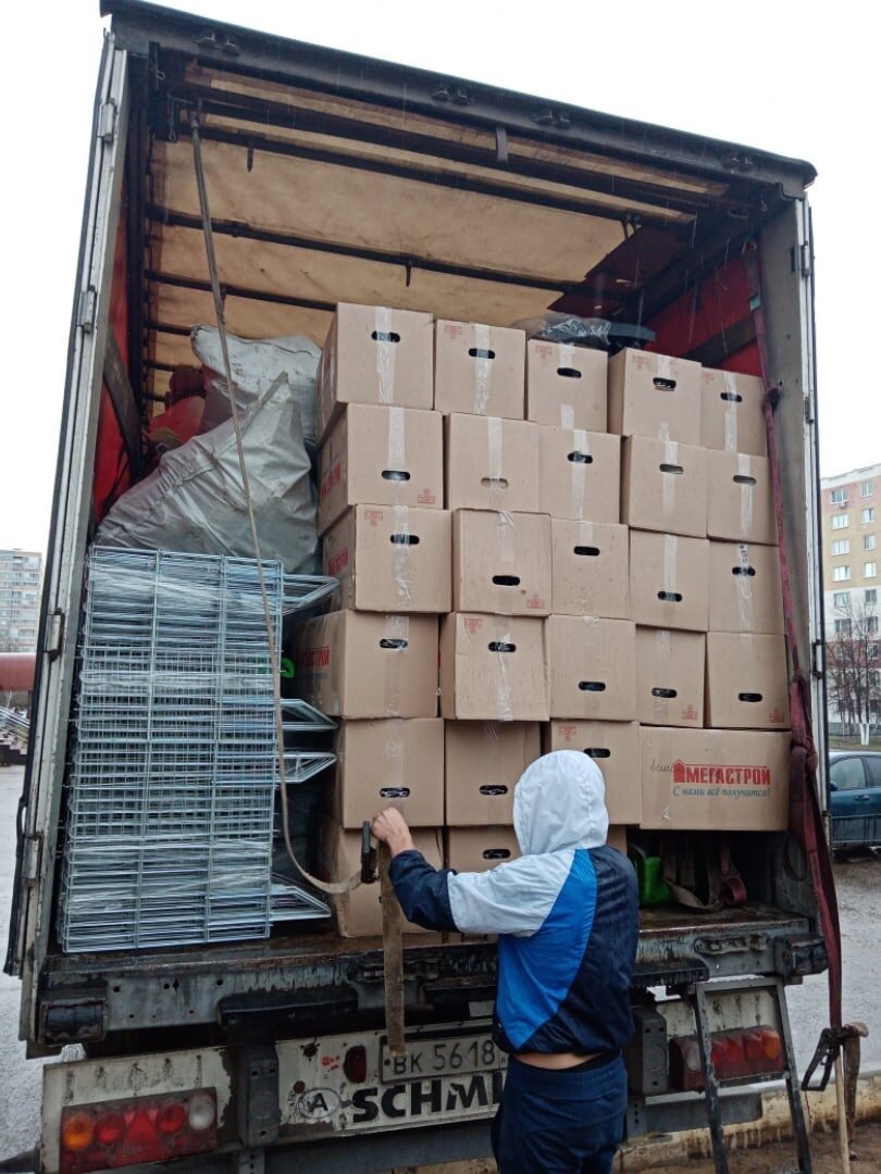 разгрузка товара на складе, разгрузка паллетов на складе, разгрузка товара, упаковка, обрешетка контейнера для перевозки
