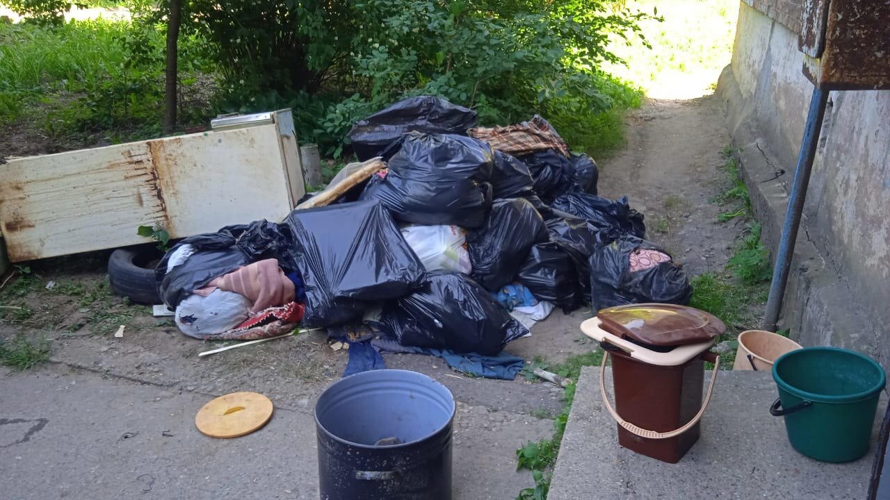 мусор, неубранные мусорки, осень мусор, куча мусора во дворе, разбросанный мусор