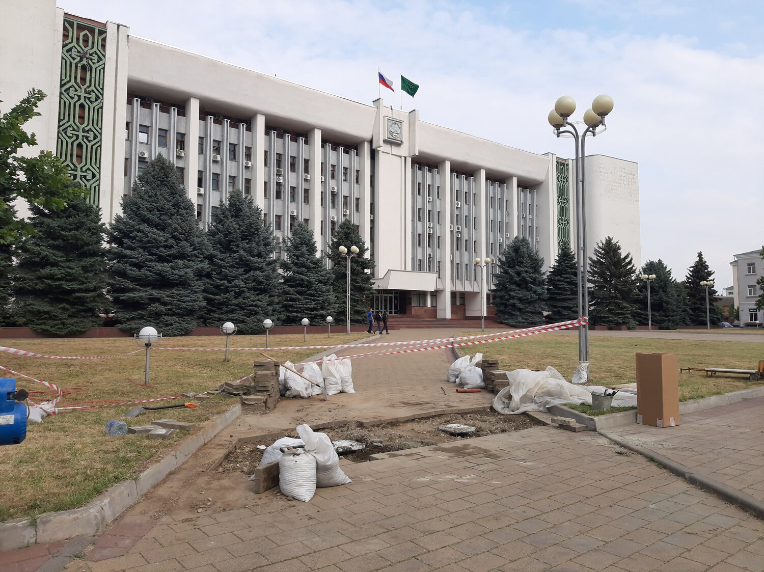 здание правительства республики адыгея, здание правительства майкоп, здание администрации главы республики адыгея, дом правительства республики адыгея, белый дом майкоп