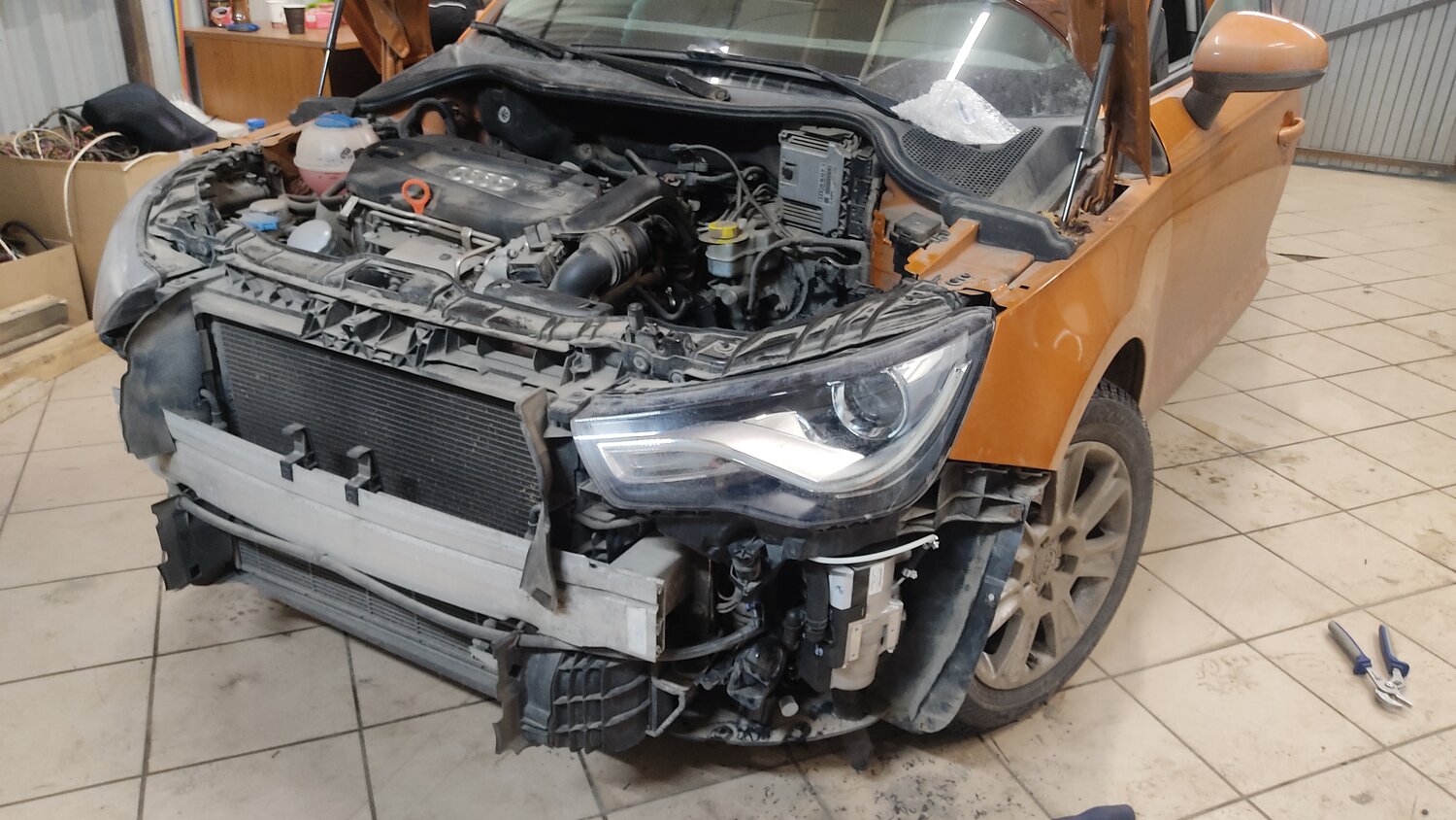 w212 без переднего бампера, интеркулер туарег 2.5 фронтальный, kia sorento 2019 без бампера, volvo s40 без переднего бампера, автомобиль