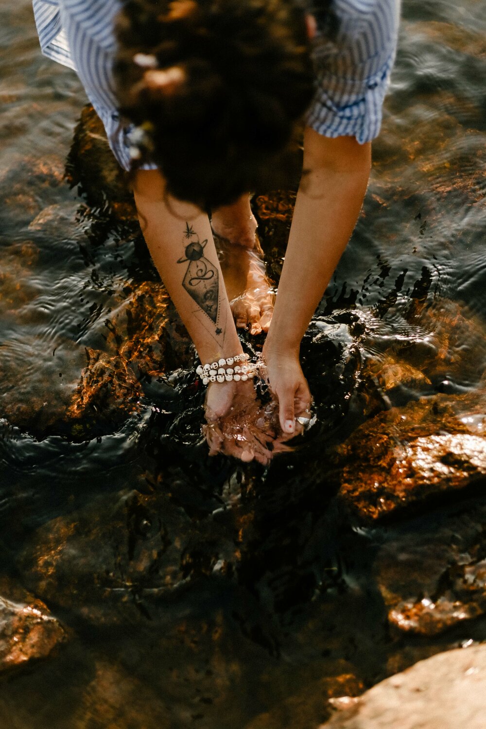 человек, вода девушка, ноги в воде, ноги, человек в воде