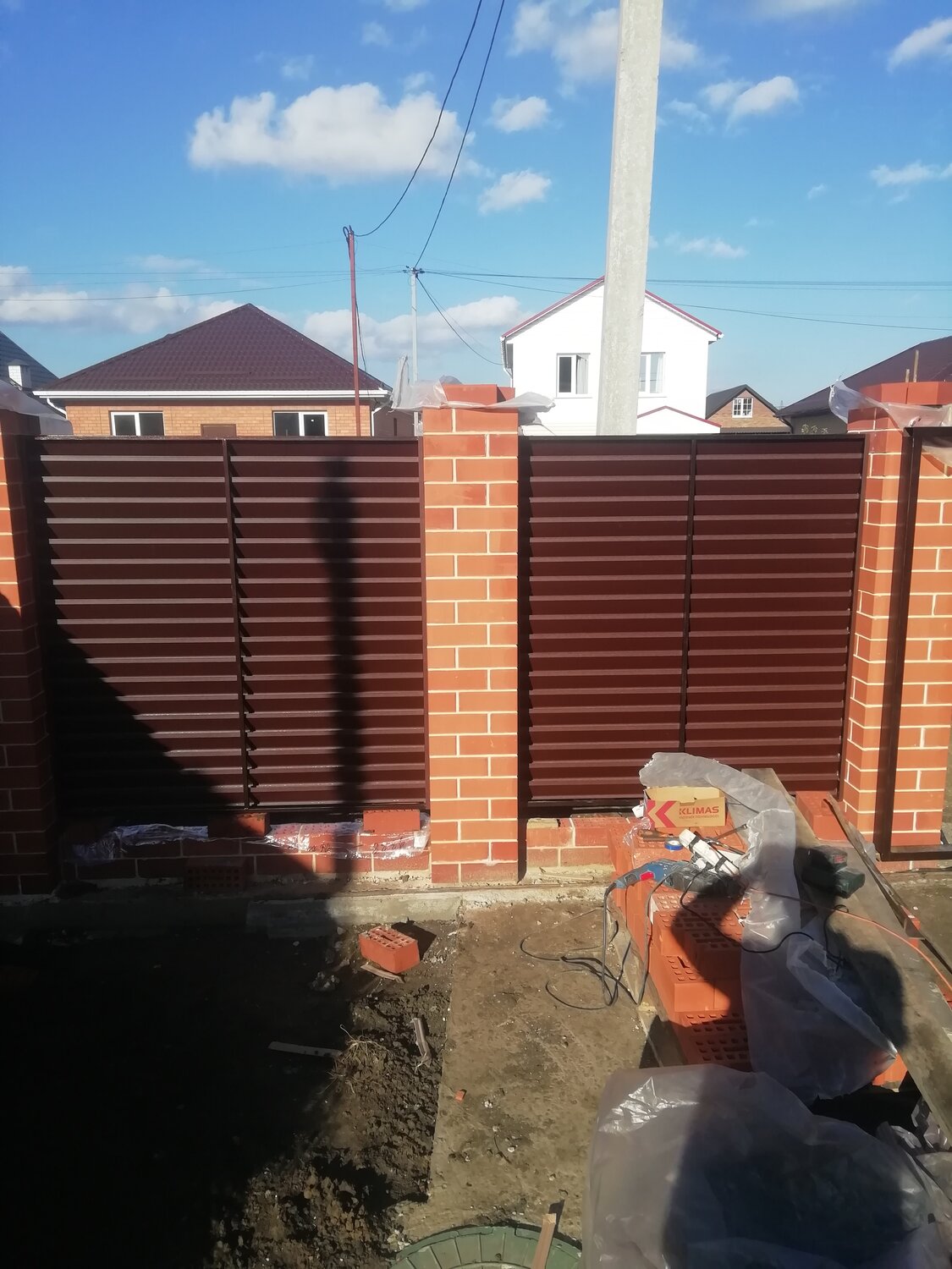 кирпичные столбы, забор кирпичный, забор с кирпичными столбами, имитация кирпичных столбов для забора, забор шоколадный профлист с кирпичными столбиками