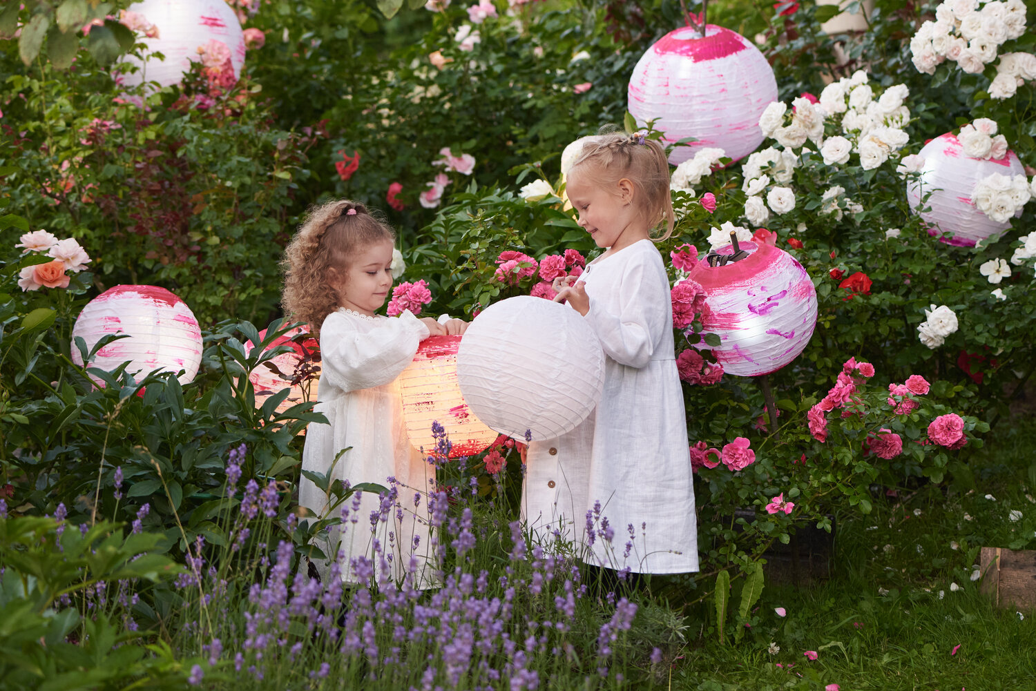 цветущие цветы, цветочное, девочка в саду показала, цветы, цветы растения