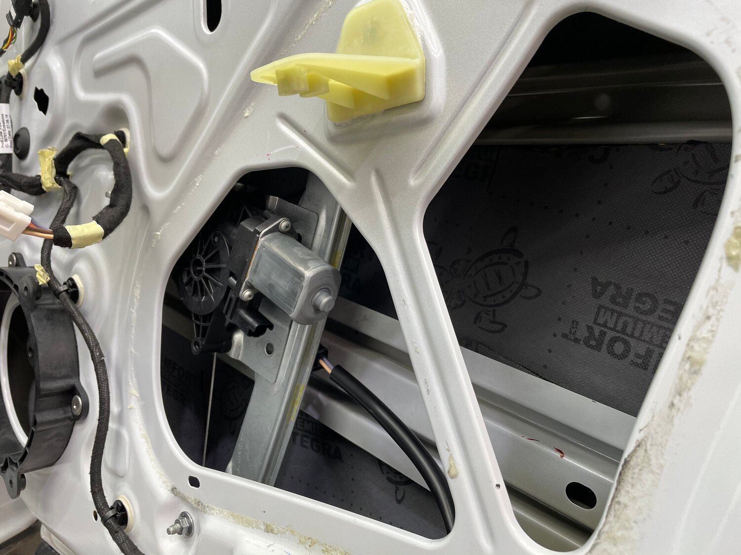 шумоизоляция дверей хендай крета, шумоизоляция дверей автомобиля, suzuki vitara шумоизоляция дверей, шумка дверей хендай крета, шви рено сандеро