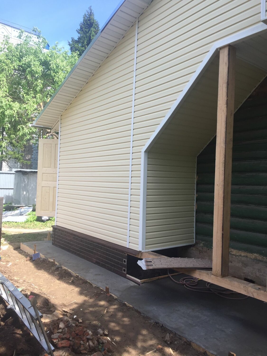 Монтаж фасада из винилового сайдинга