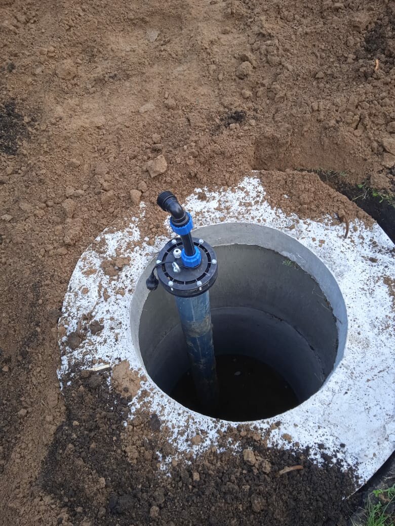 кессон из бетонных колец для скважины, обустройство скважины для воды, обустройство скважины, колодец для скважины, кессон для скважины