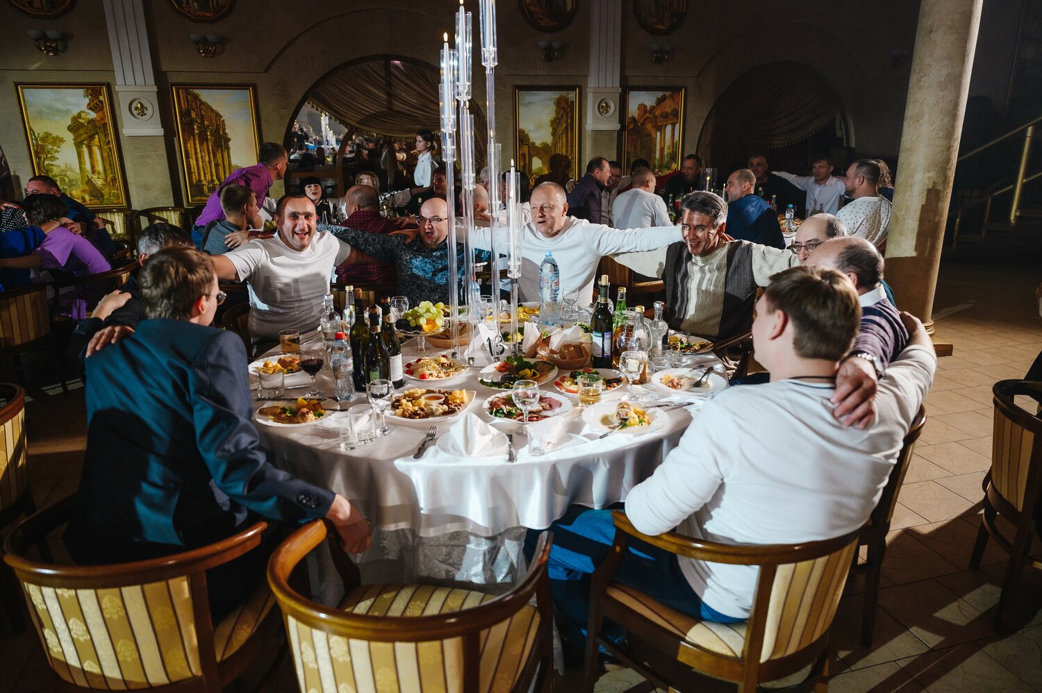 застолье в ресторане, корпоратив в ресторане, банкет, мужчина, застолье