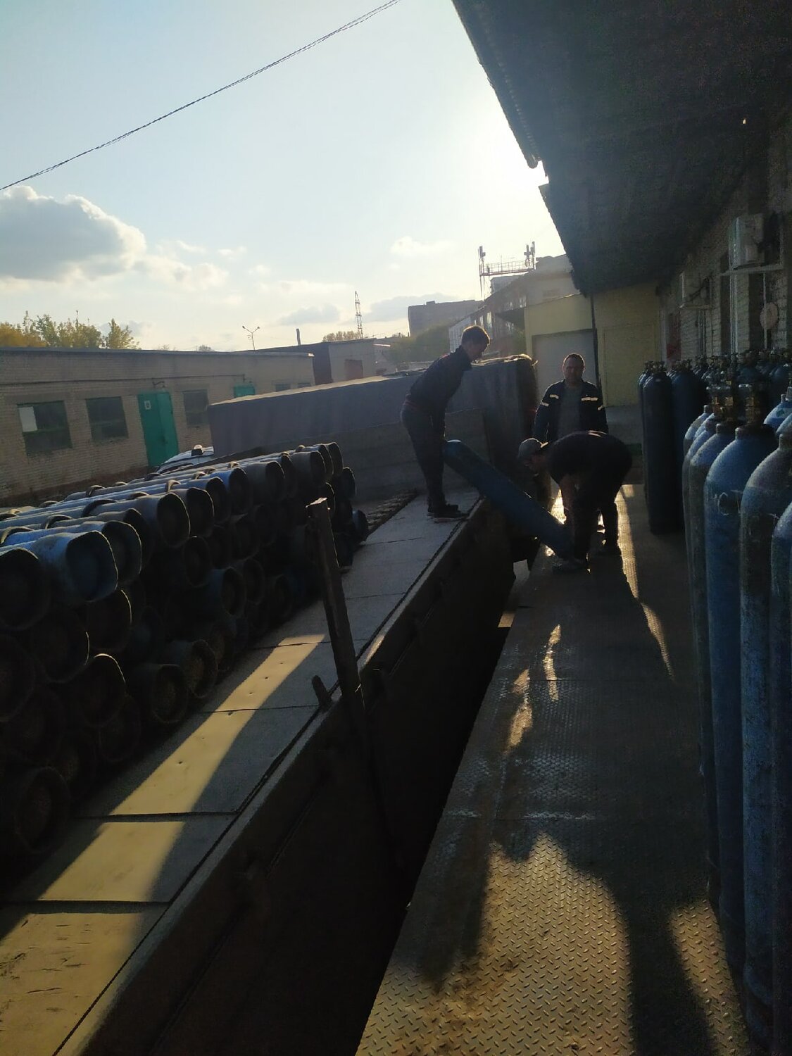 погрузка кислородных баллонов, дорожная труба б 47, пристань рождествено самара, завод, труба ппу