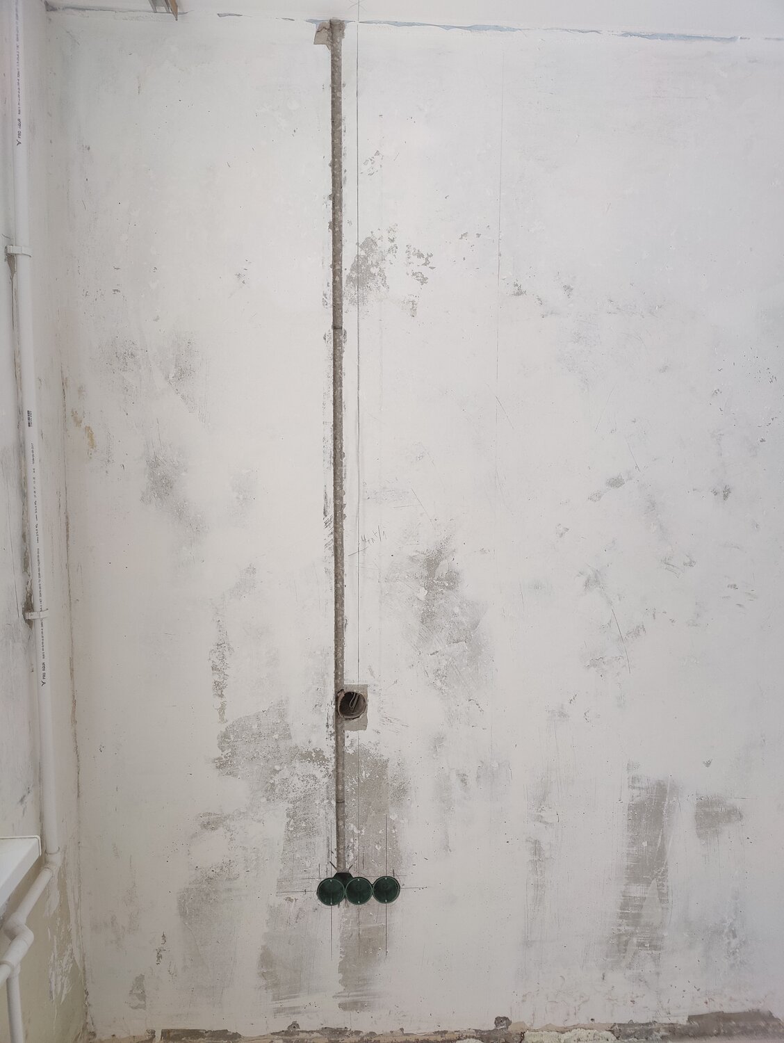 штробление стен перенос розеток, монтаж электропроводки в доме, розетка без штробления стен, штробление электропроводки, глубина штробы для электропроводки