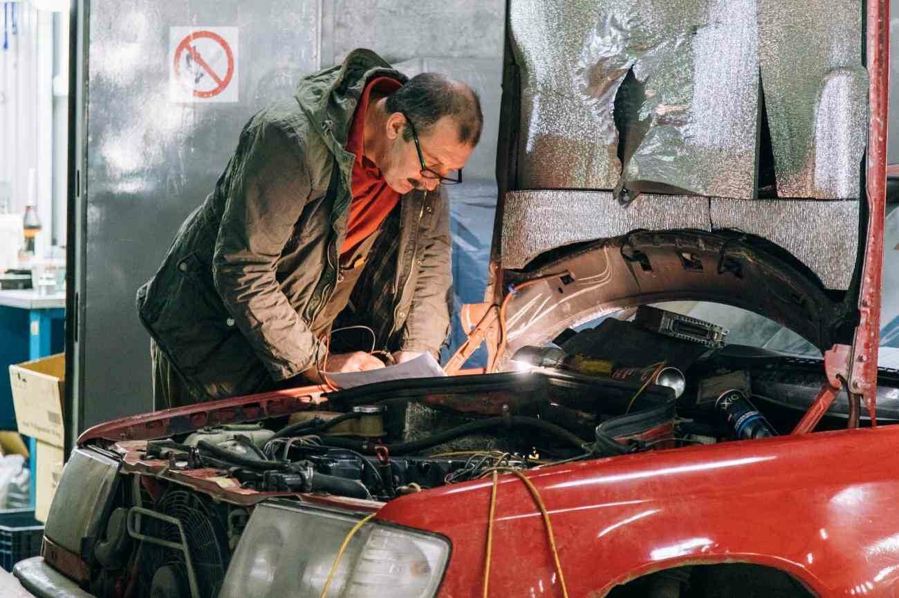 автомеханик, починка автомобиля, автомеханик грязный, автосервис, авто
