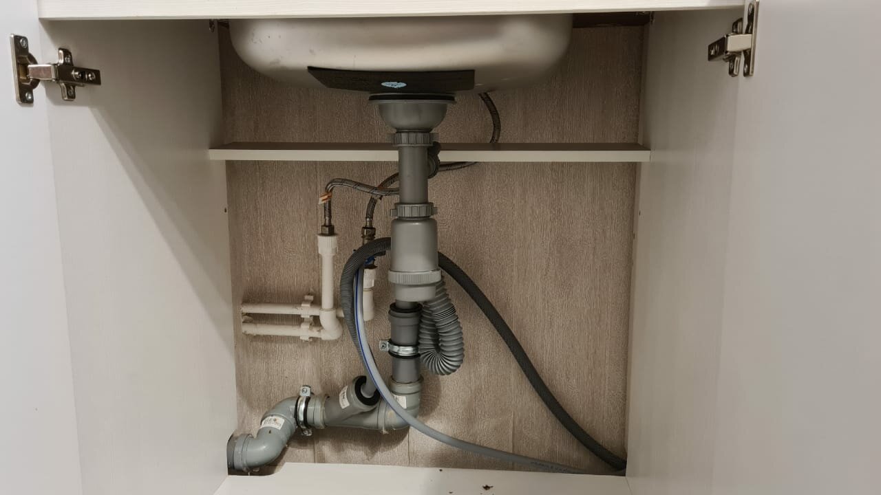 сифон для посудомоечной машины под раковину, сантехника на кухне под раковиной со сливом для посудомойки, угловой сифон для мойки с мусорным ведром, подводка под раковину и посудомойку, канализация под раковину