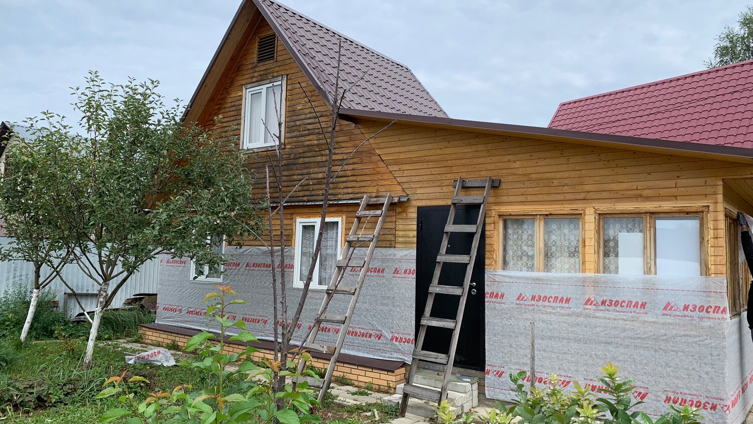 обшивка дачи сайдингом, загородный дом, утепление дачного дома термопанелями, каркасный дом, дом
