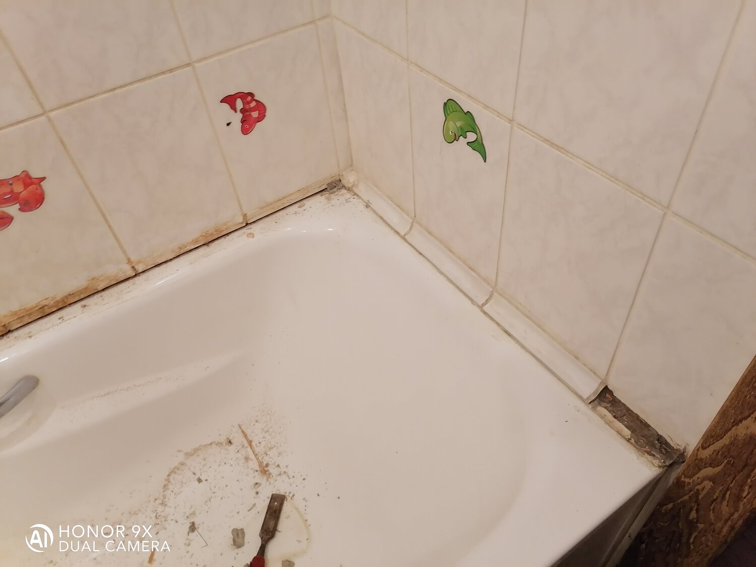 для ванны, чернота в ванной между плитками на стене от плесени, укладка плитки в ванной, отделка примыкания ванны к кафелю, ванная комната