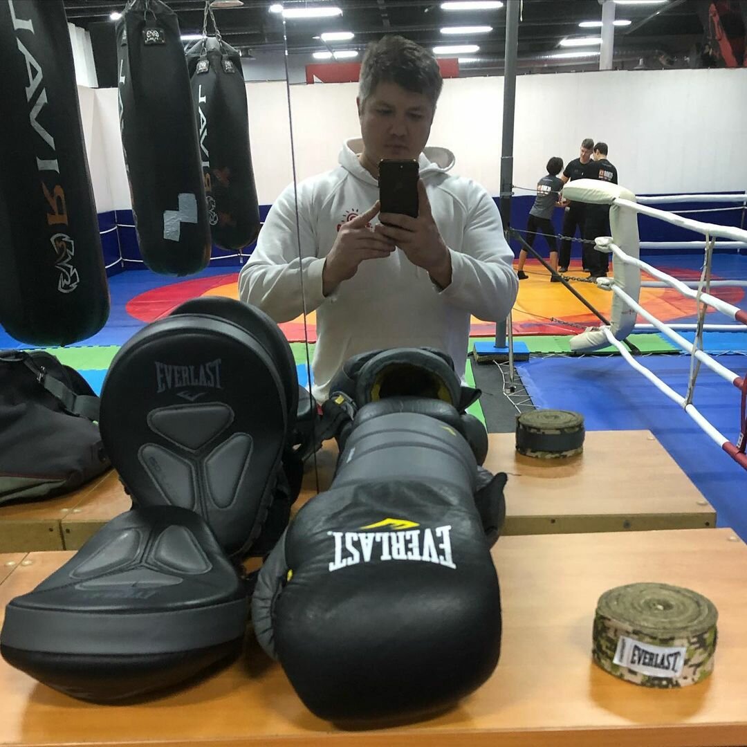 максимус бокс, зал мма, пацан в зале бокса, бокс, защита в боксе