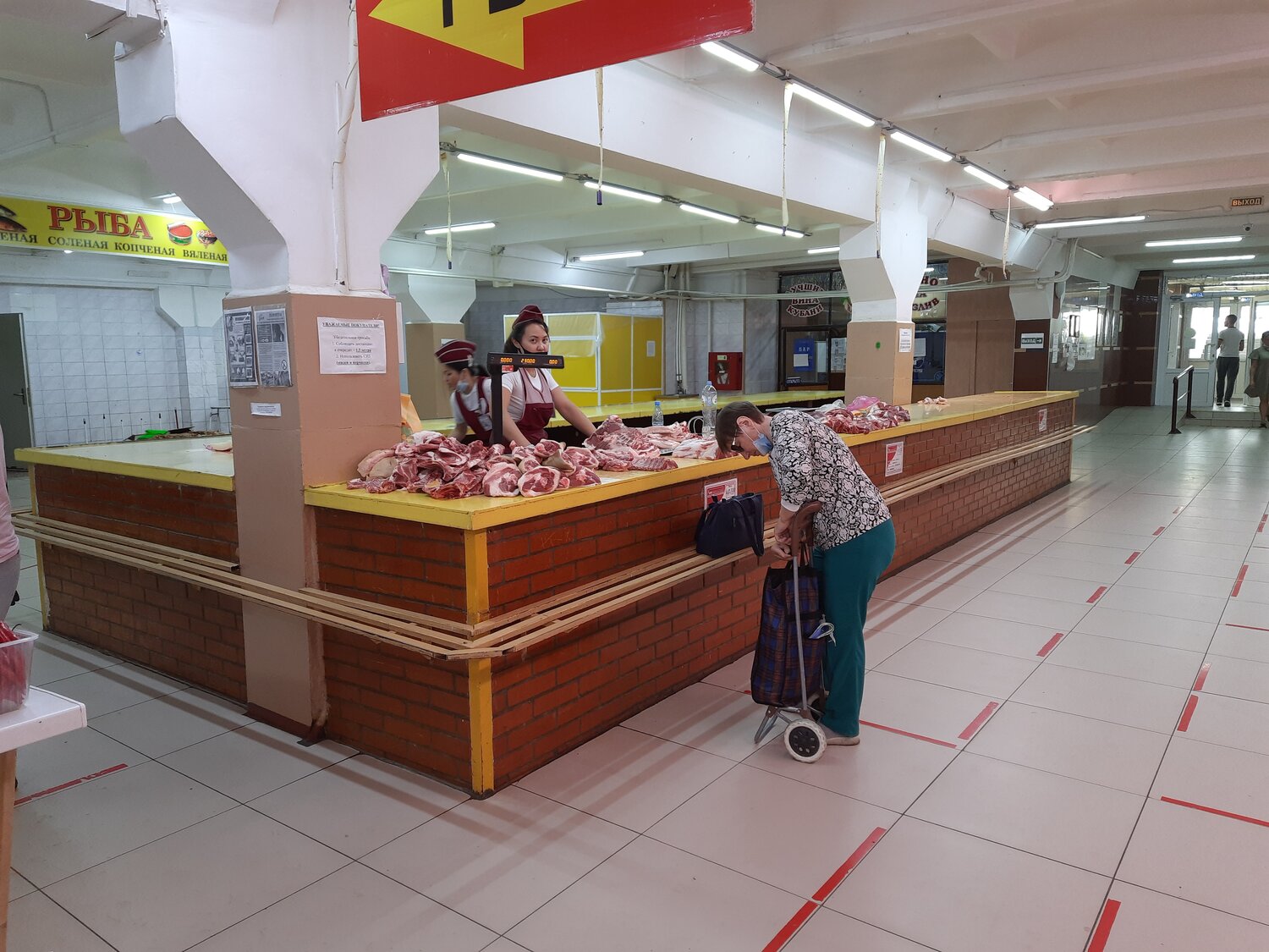 в супермаркете, мясной павильон на центральном рынке анапа, торговое оборудование, помещение куриного магазина, центральный рынок
