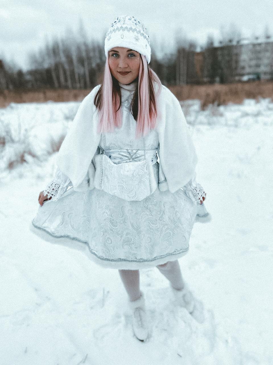 зимняя фотосессия на коньках, человек, настоящая снегурочка, снегурочка легкий костюм, девушка