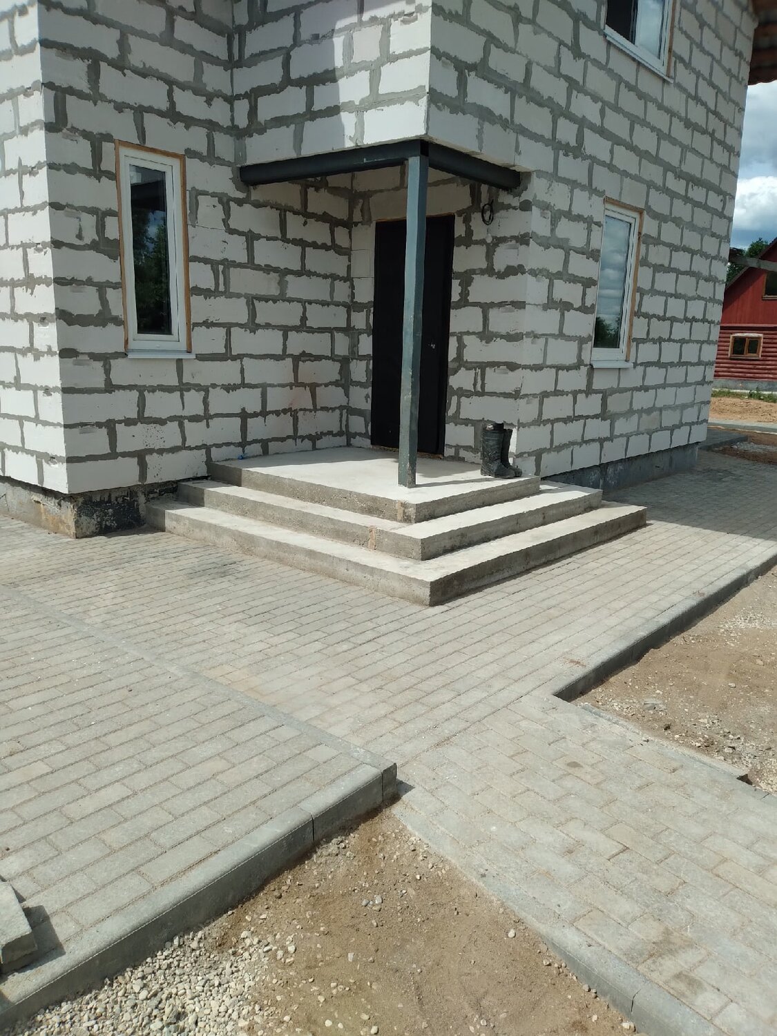 отмостка из брусчатки, крыльцо для частного дома из блоков, спецбетон тротуарная плитка, тротуарная плитка перед крыльцом, укладка тротуарной плитки
