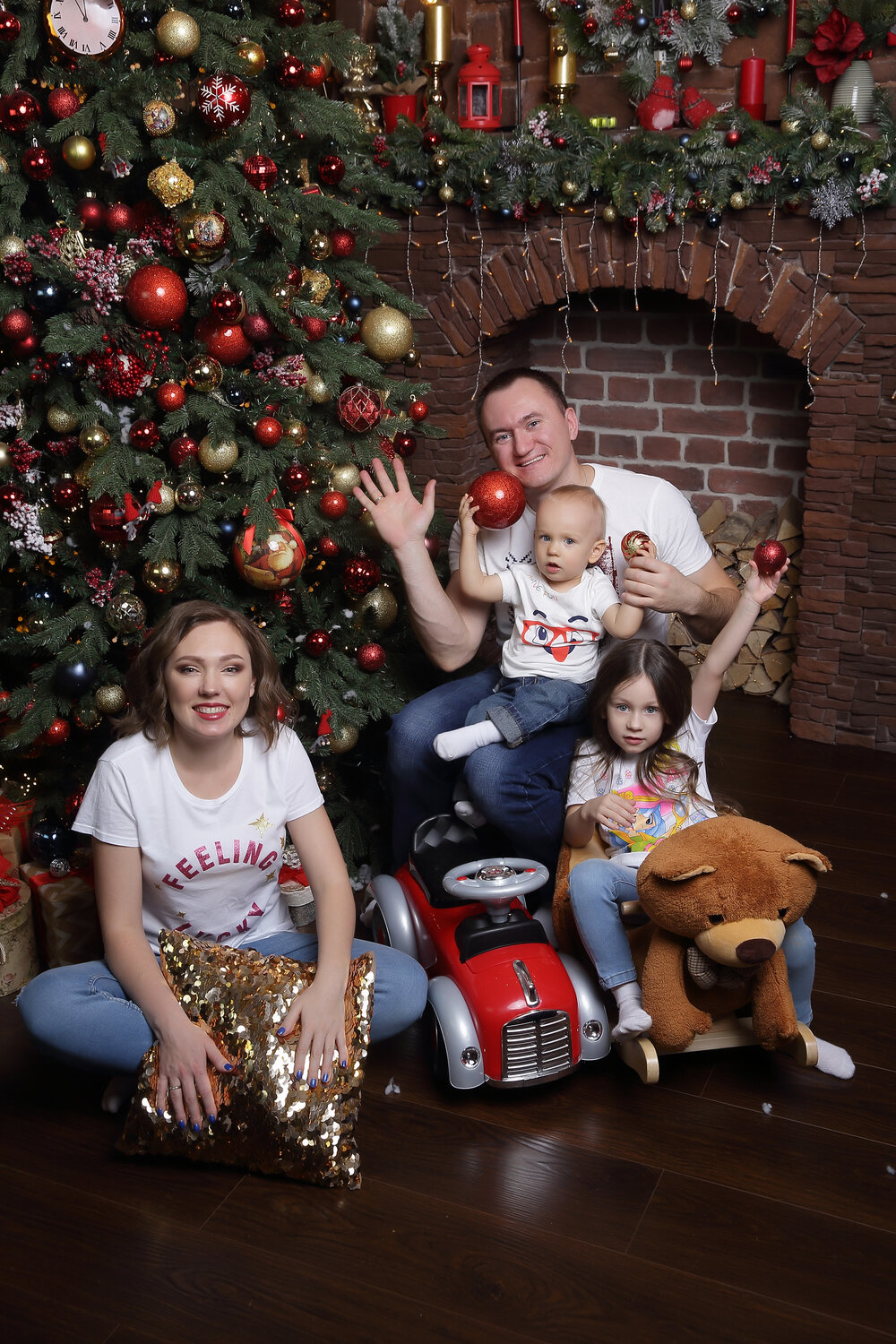 новогодняя фотосессия семейная, новогодние фотосессии, семейная фотосессия, новогодняя фотосессия в студии, семейная фотосессия в фотостудии