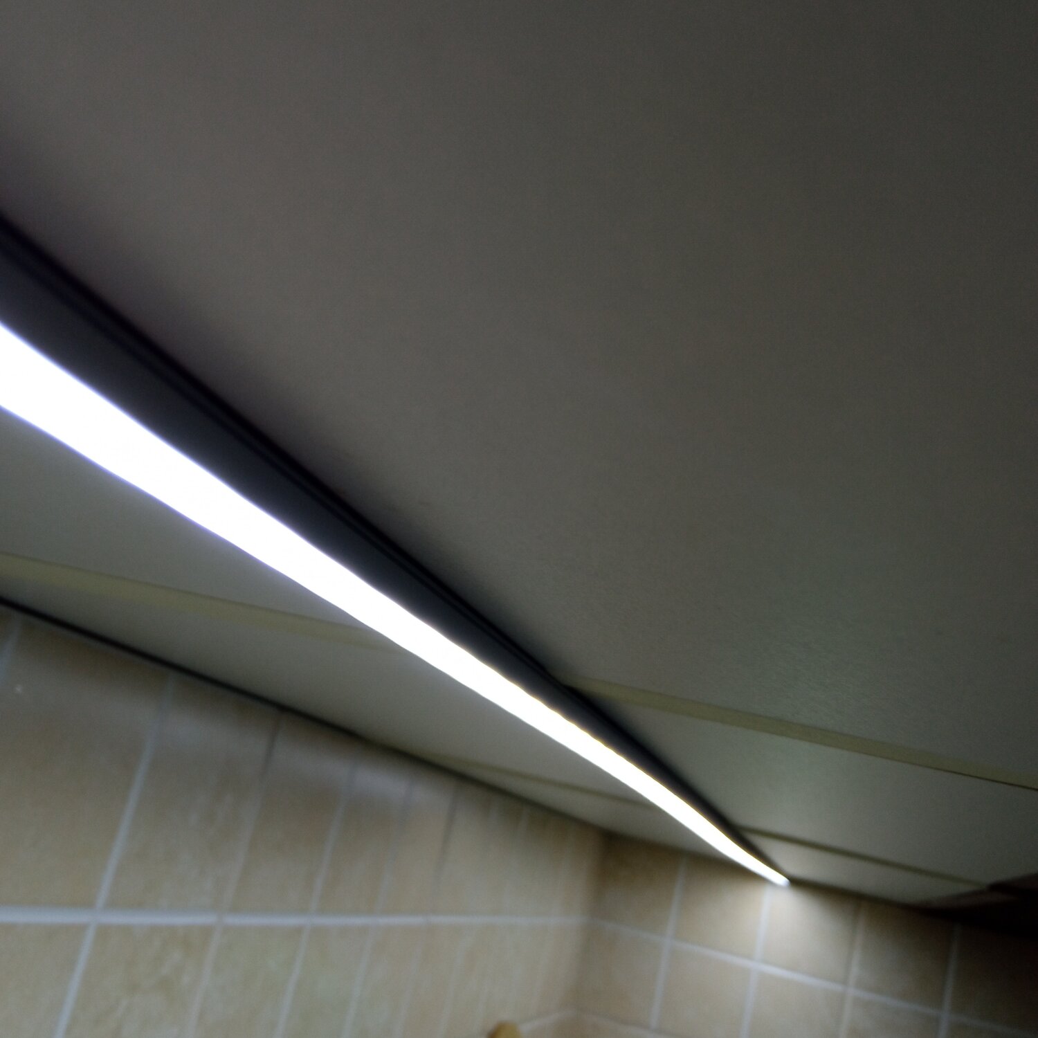 световые линии на потолке в ванной, потолок световые линии, световые линии флекси 5 см в потолке и стене, световые линии вдоль потолка на стене, световые линии на натяжном