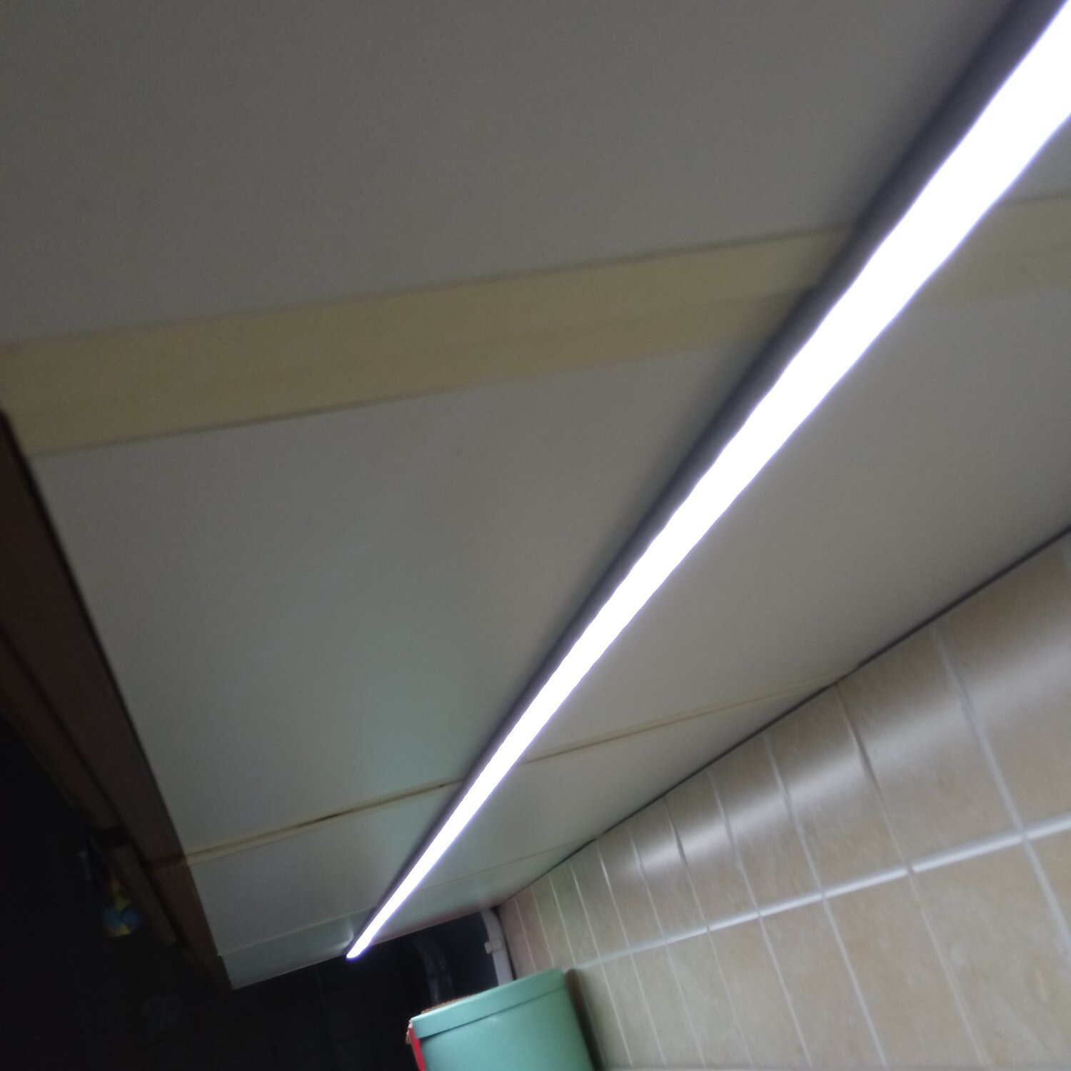 световые линии на потолке, световые линии, световые линии конструкция, световые линии выключенные, световые линии вдоль потолка на стене