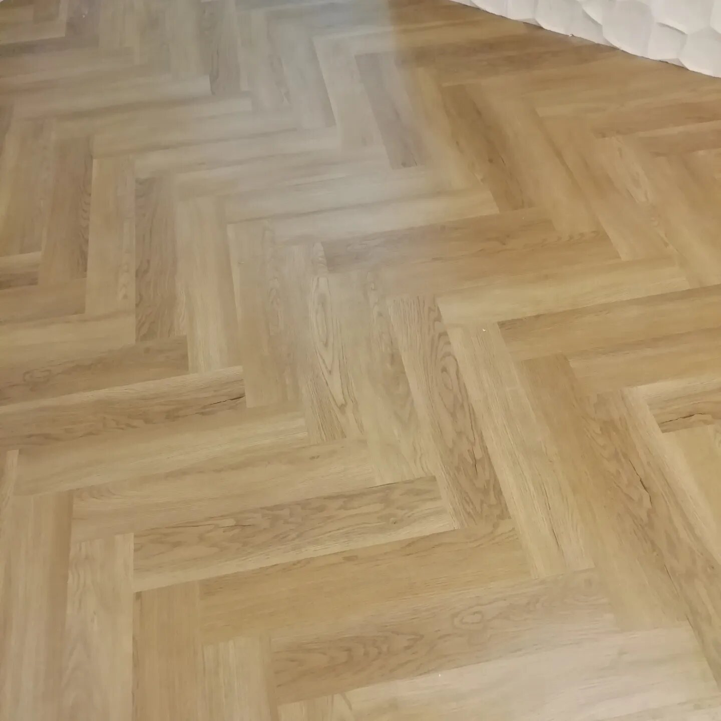 паркет елочка, укладка паркета елочкой, ламинат елочкой, дуб натур, паркет