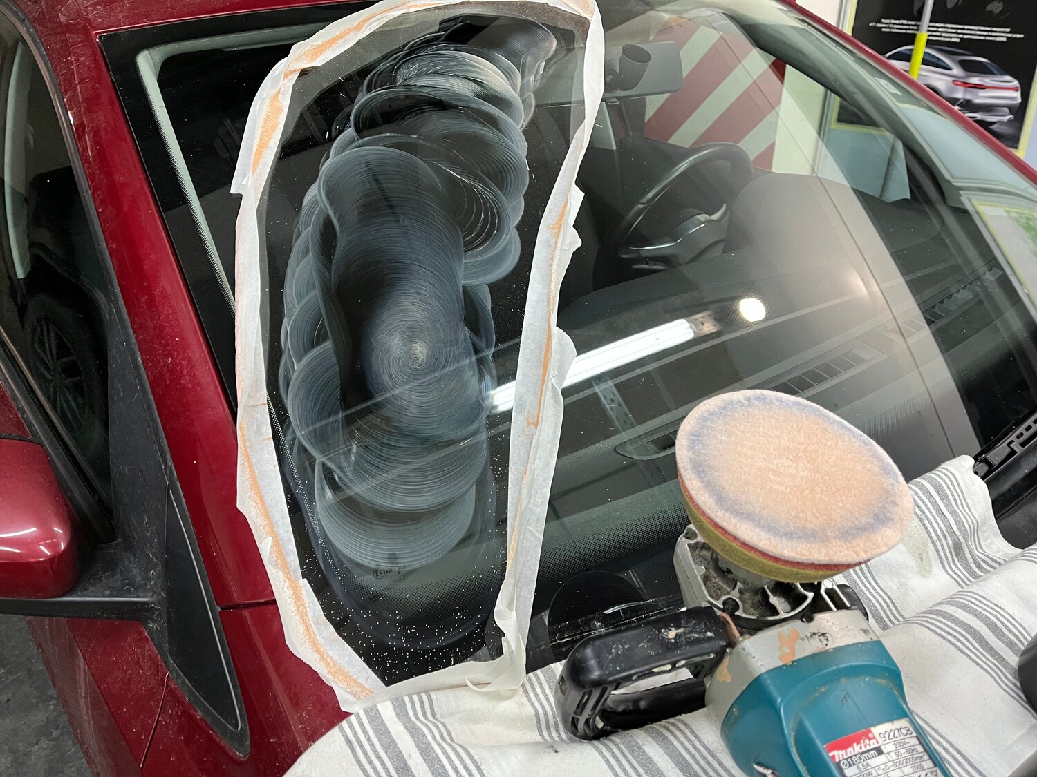 автомобиль, полировка стекла автомобиля, полировка лобового стекла, полировка лобового стекла автомобиля, легковой автомобиль
