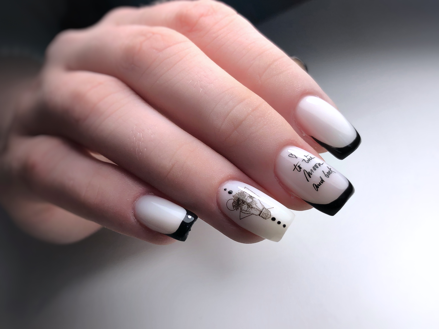 маникюр 💅, маникюр дизайн, ногти с дизайном, маникюр с надписями на ногтях, белый маникюр на недлинных ногтях
