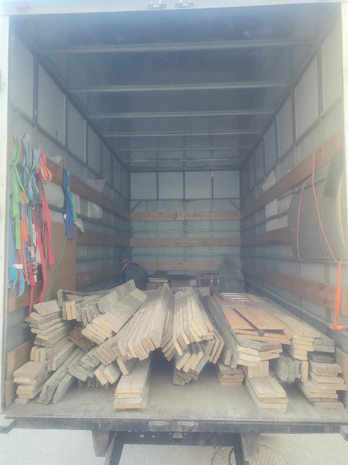 пиломатериалы, разгрузка обрезной доски, доска обрезная забор, обрезная доска, разгрузка стройматериалов