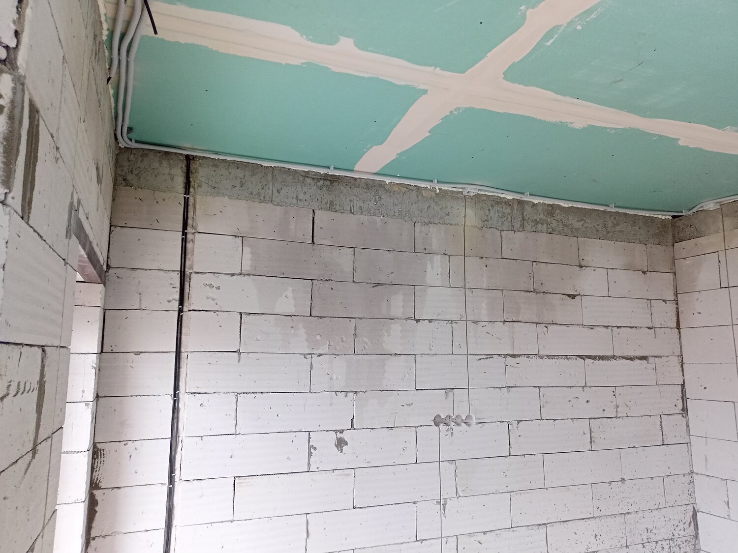 межкомнатная стена из пеноблоков, монтаж гипсокартона, гипсокартон влагостойкий фальшстена, стена гипсокартон, перегородка из пеноблоков