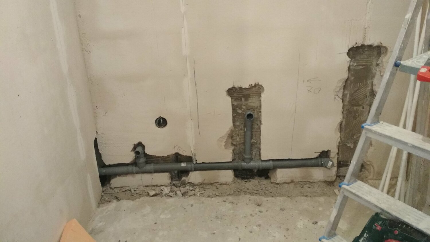 штробление под 110 канализационную, разводка канализации, разводка сантехники, прокладка канализационных 110 труб в стене в ванной, монтаж канализации
