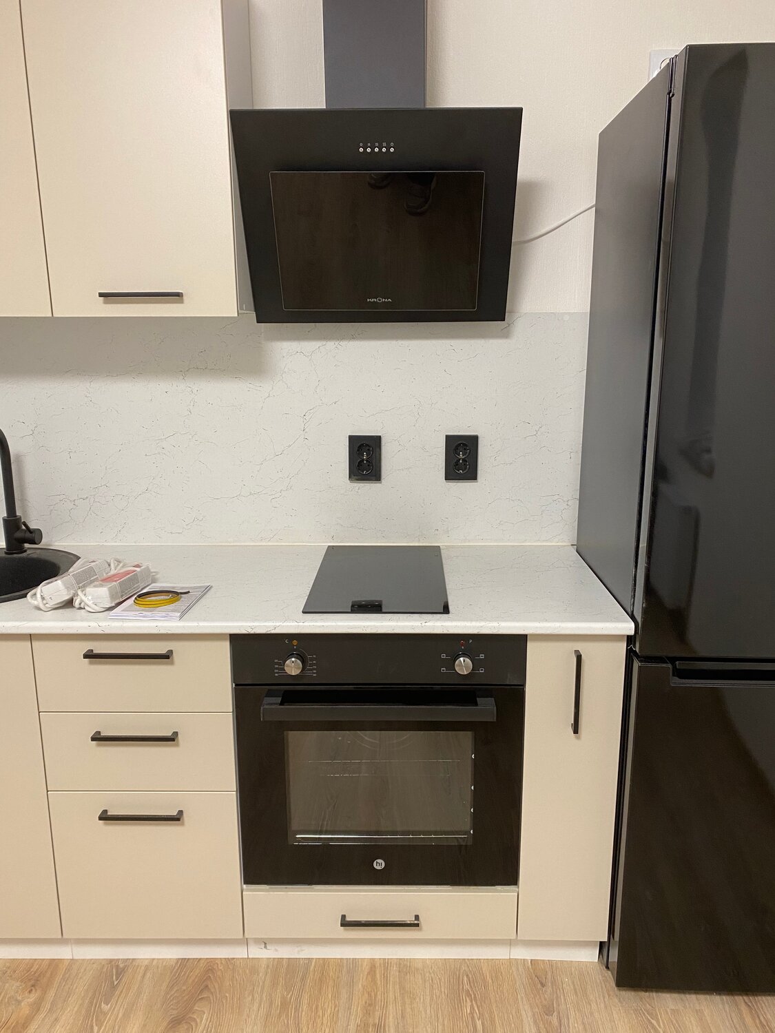 духовой шкаф и варочная панель whirlpool infinity 8, маленькие кухни со встроенной плитой, встроенная кухня, кухня базис шкаф горизонтальный над плитой, маленькая кухня