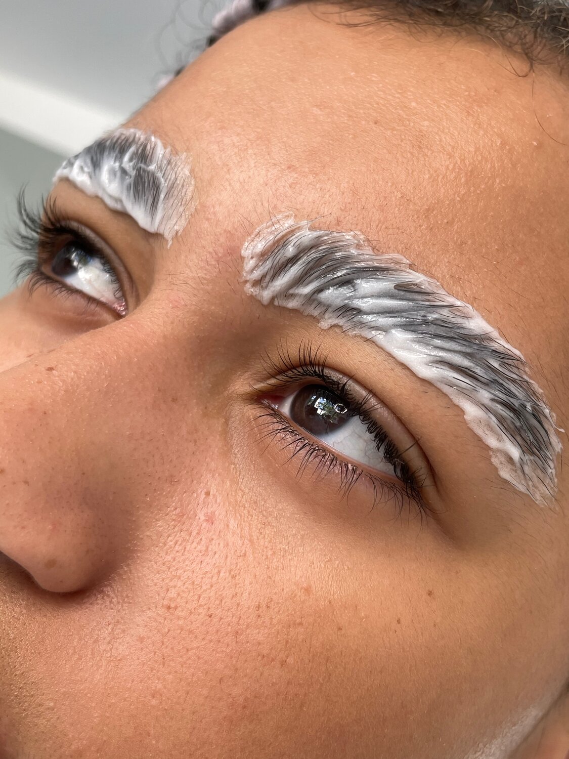 брови, окрашивание бровей, ламинирование бровей, брови краской, осветление темных бровей