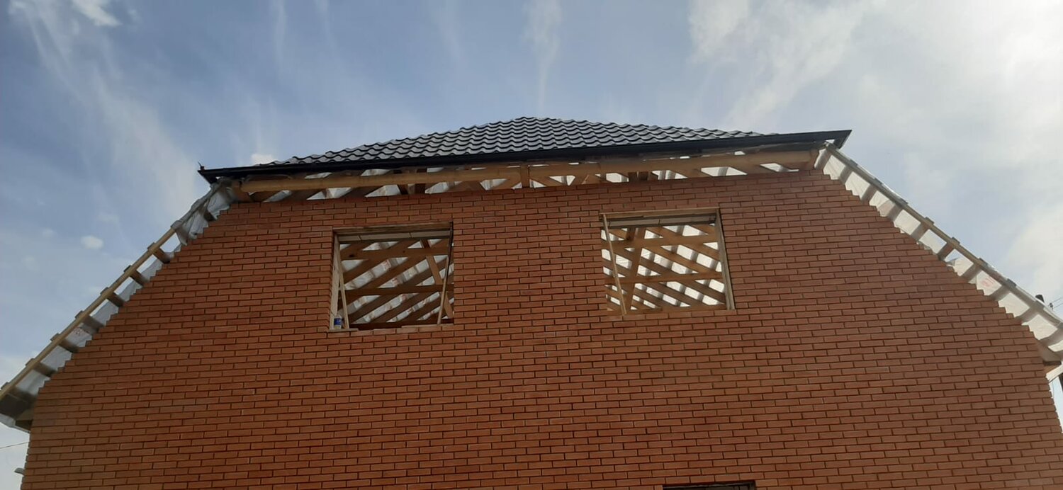 Монтаж кровли из металлочерепицы