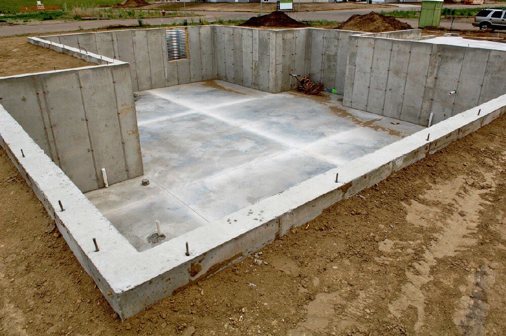 монолитный фундамент, фундамент дома, ленточный фундамент с цоколем, фундамент под дом, цокольный фундамент