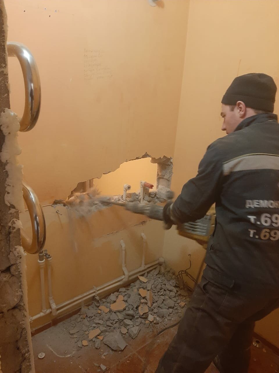 в ремонте, демонтаж стен, демонтажные работы, стена ремонт, ремонт ванной