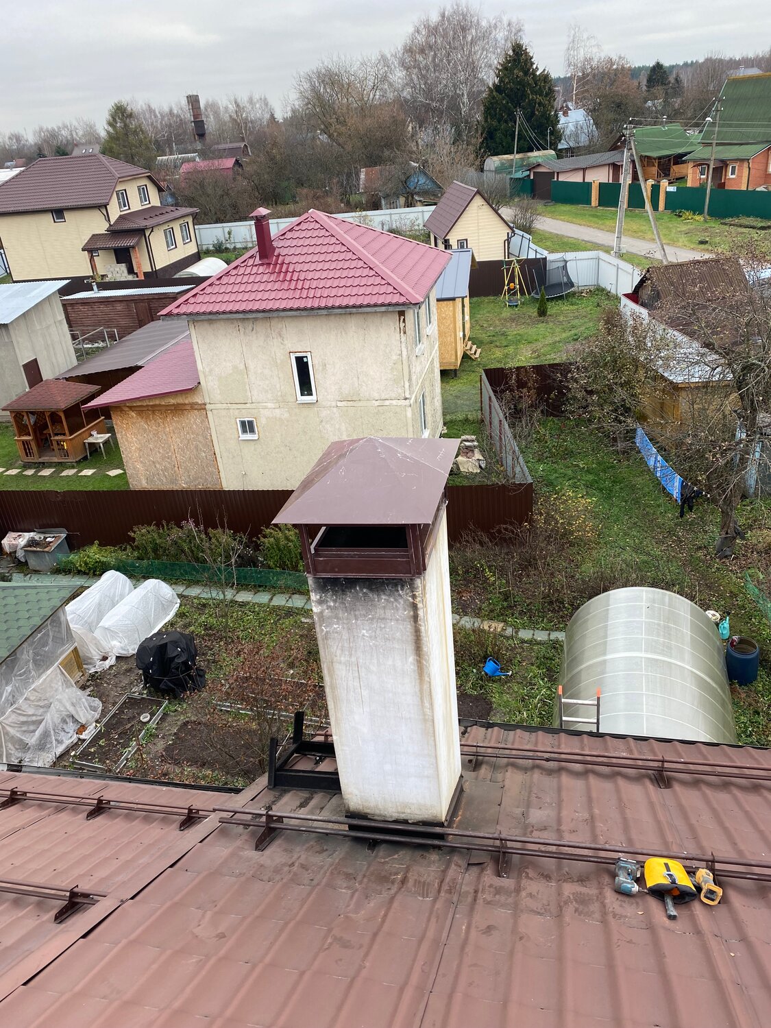 дымоход на крыше, оголовок для дымохода, дымоход, труба дымохода, вентиляция на крыше